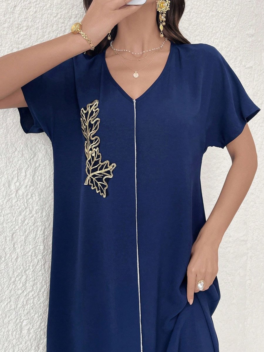 جلابية نسائية مطرزة بحافة واسعة بلون أزرق