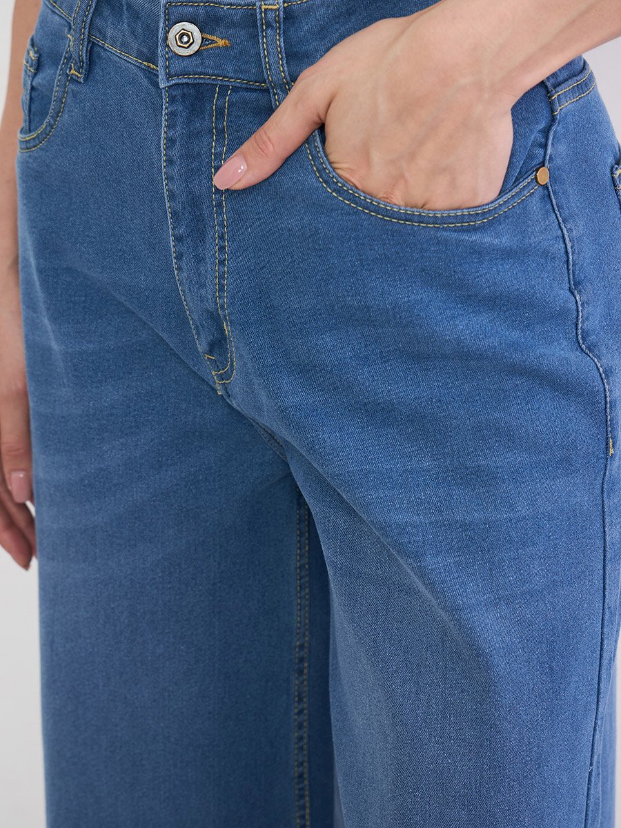 جينز بخصر متوسط الارتفاع وأرجل واسعة