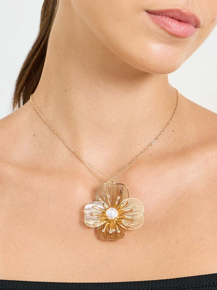 Gold Flower Pendant Necklace