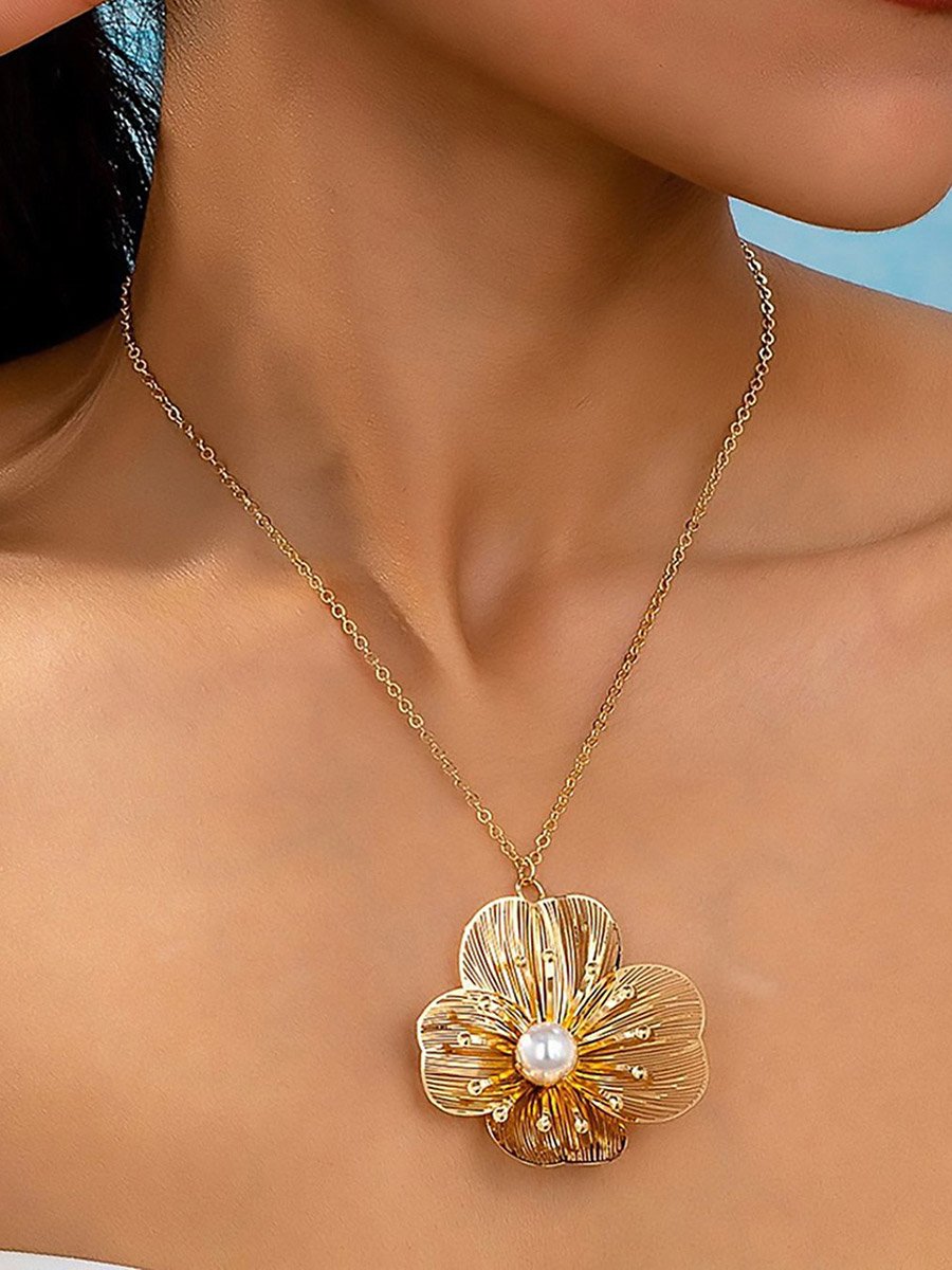 Gold Flower Pendant Necklace