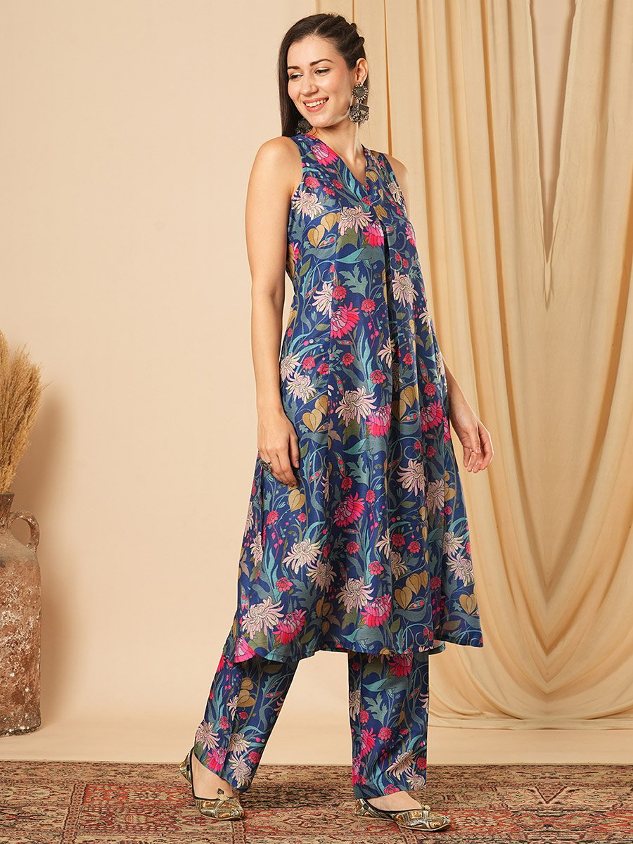 Women Blue Floral Print Kurta with Straight Pants Set