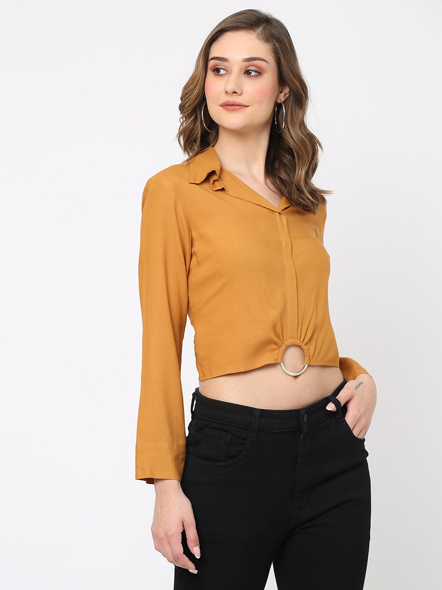 بلوزة قصيرة بتفاصيل إبزيم دائري