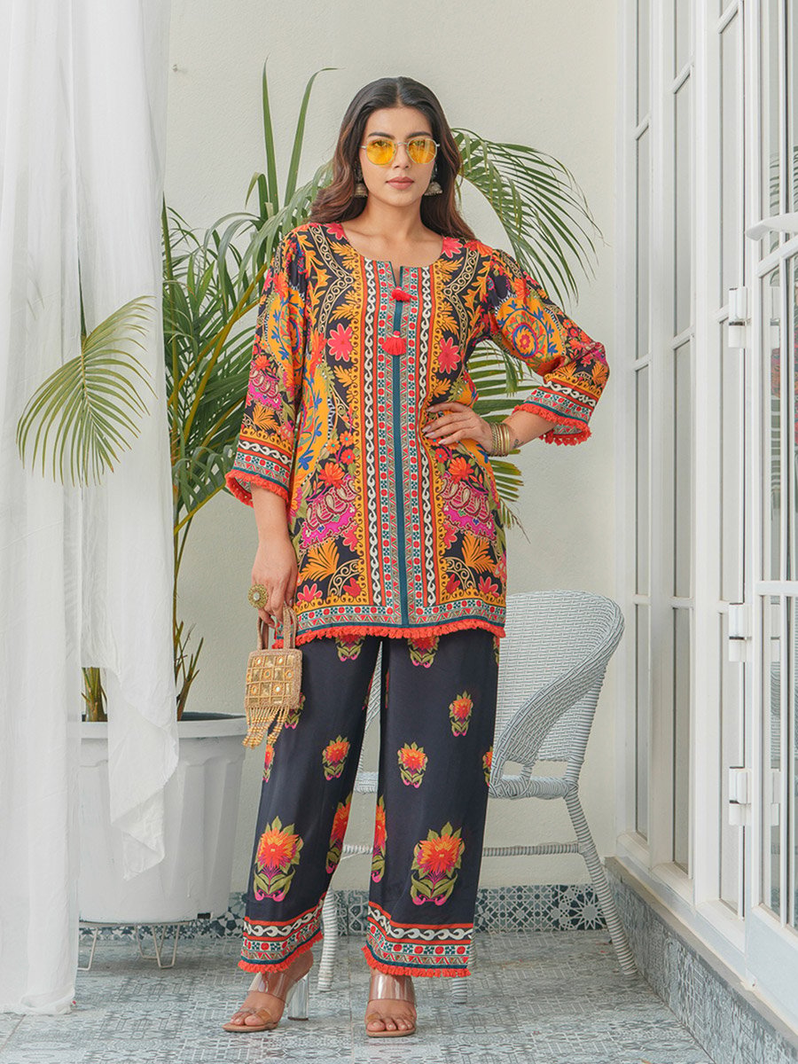 Women Printed Round Neck Tunic and Trousers Co-Ords
