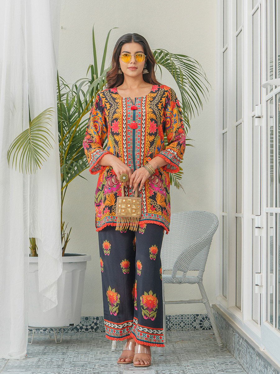 Women Printed Round Neck Tunic and Trousers Co-Ords