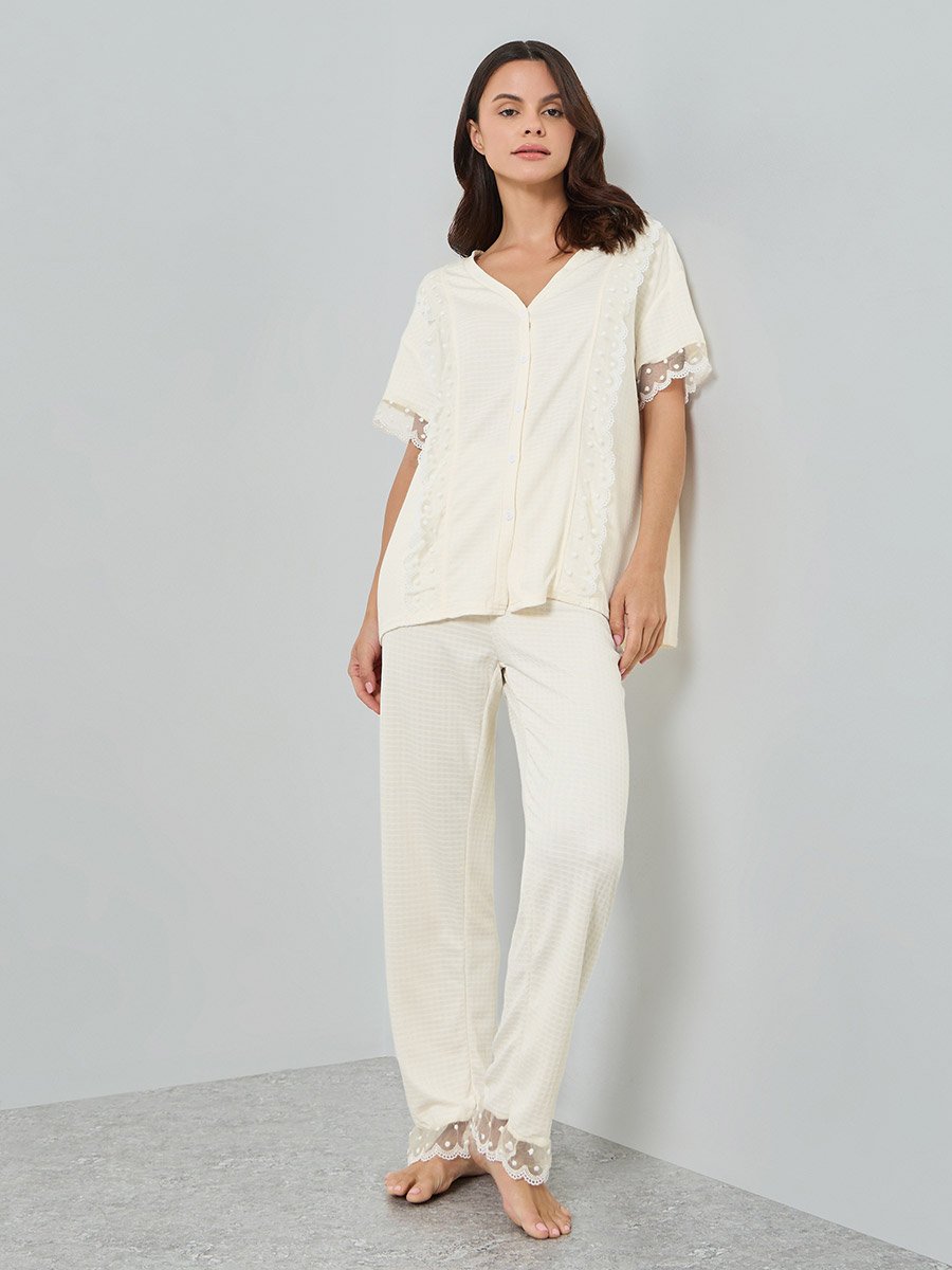 طقم بيجاما من قميص بارز الملمس بتفاصيل دانتيل