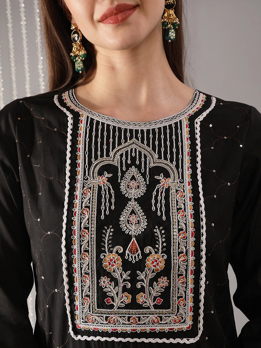 مجموعة من كورتا نسائية سوداء بتطريز زخارف تراثية مع بنطال
