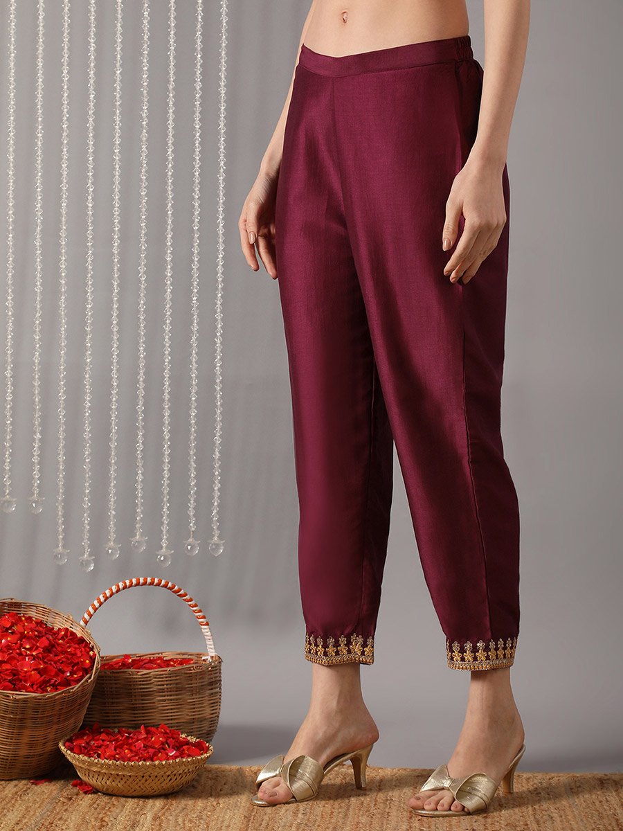 مجموعة من كورتا بنفسجية مطرزة بقصة مستقيمة مع بنطال ووشاح