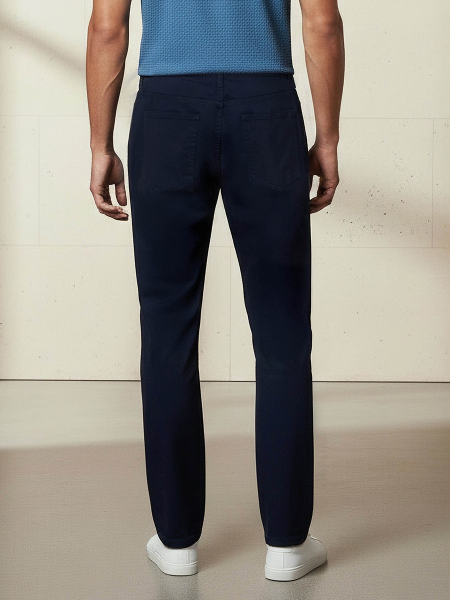 بنطال رجالي بقصة ضيقة