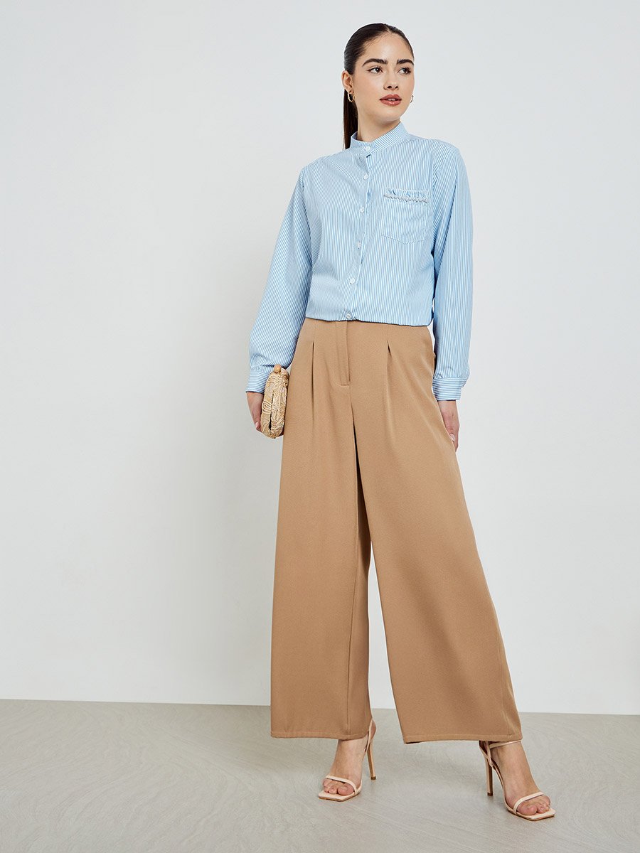 قميص مخطط بأكمام طويلة وتفاصيل لؤلؤ على الجيب
