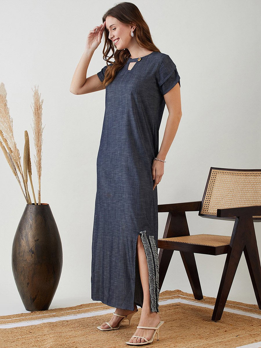 فستان جينز ماكسي كحلي بتفاصيل مكشكشة