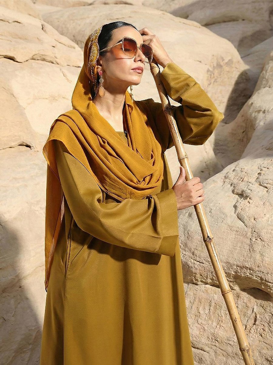 عباية جيورجيت بقصة عادية وحجاب منمق
