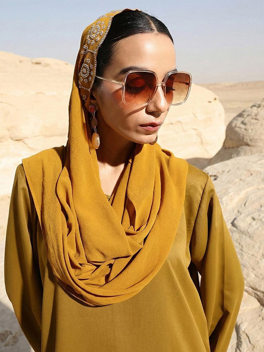 عباية جيورجيت بقصة عادية وحجاب منمق