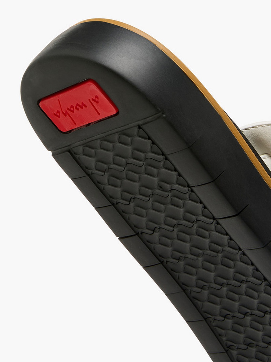 Men Textured Arabic Sandals 