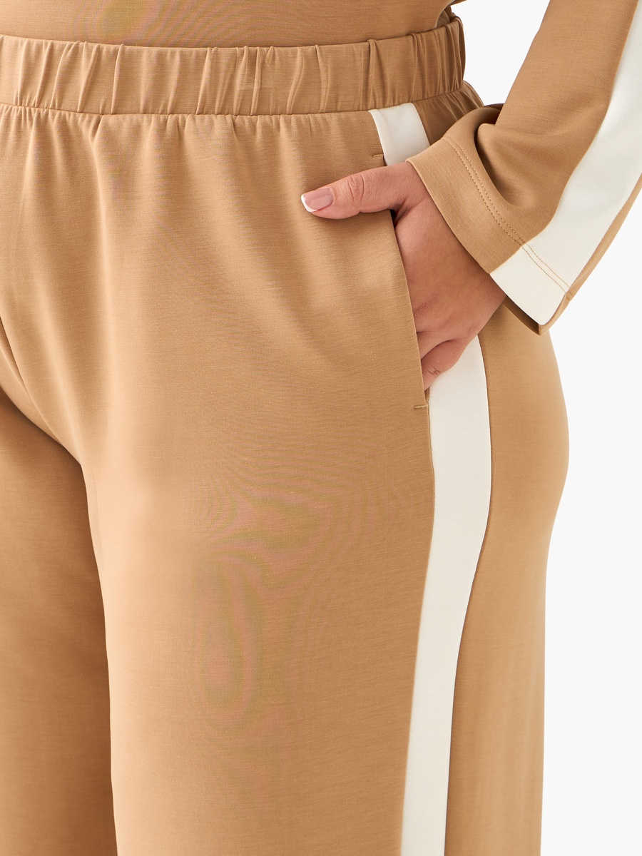 بنطال بأرجل واسعة وتفاصيل شريط