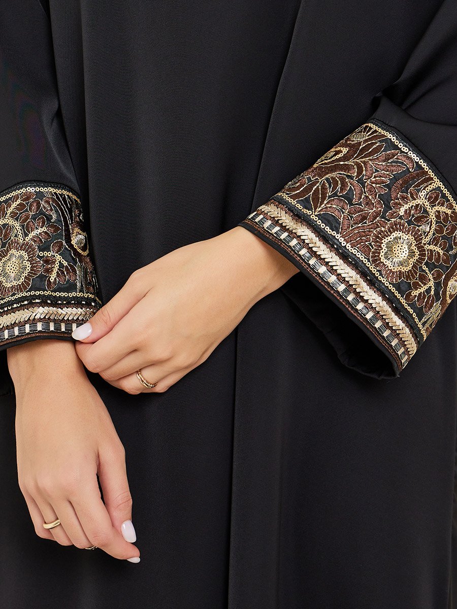 جلابية بياقة شق وتطريز على الأكمام