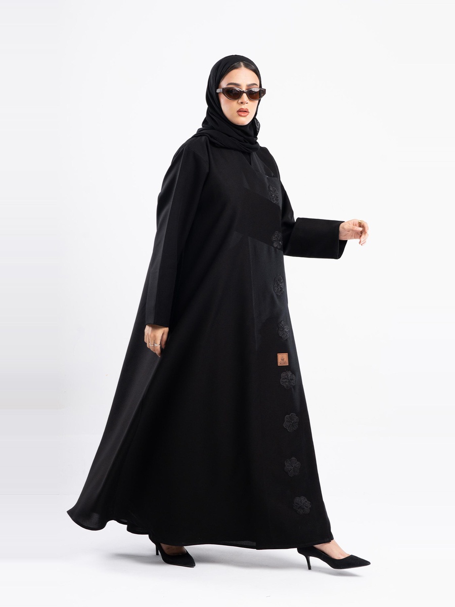 عباية مزخرفة بزهور مع أكمام طويلة