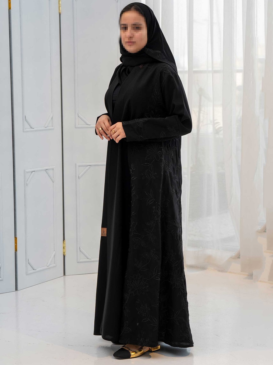 عباية كلوش مطرزة مع حجاب