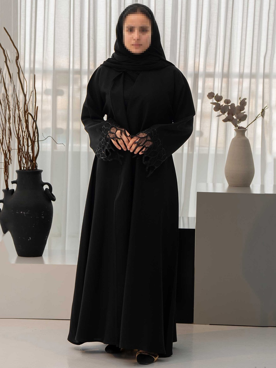عباية بإضافات دانتيل وخرز مع حجاب