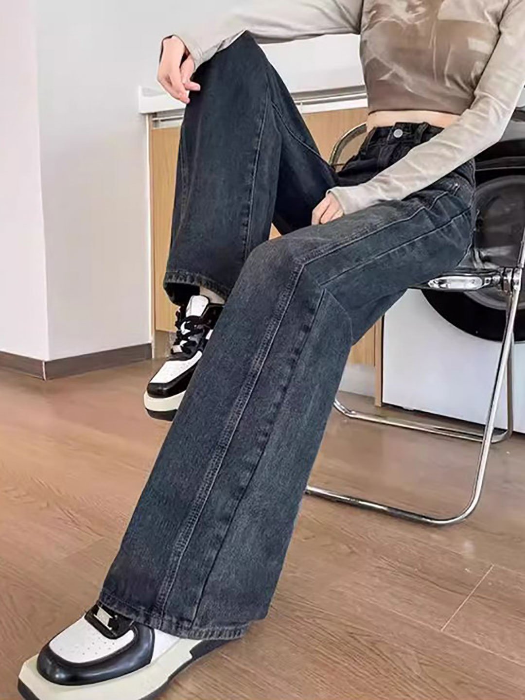 جينز بخصر عال وأرجل مستقيمة