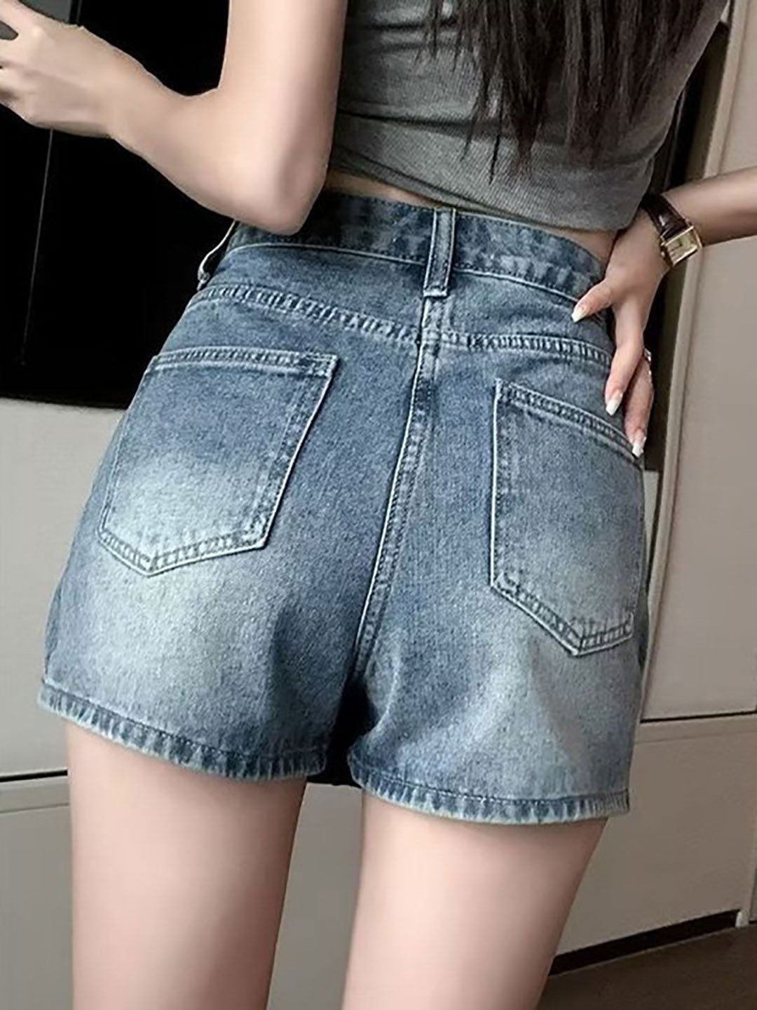 تنورة قصيرة دنيم بحافة واسعة وفتحات