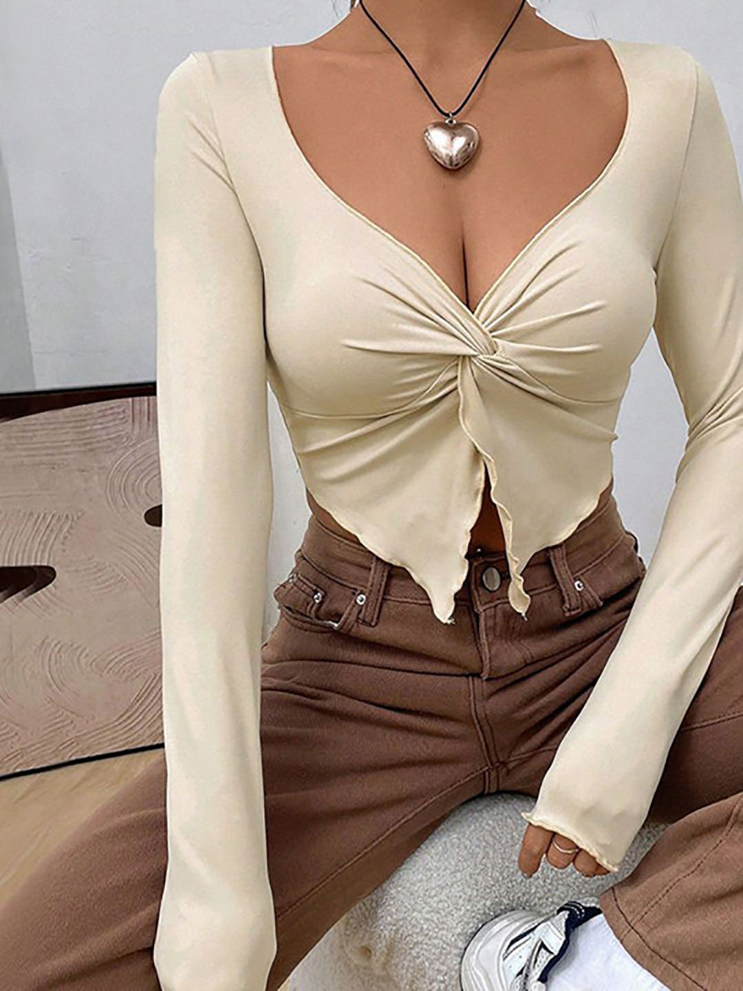 بلوزة قصيرة بعقدة وأكمام طويلة