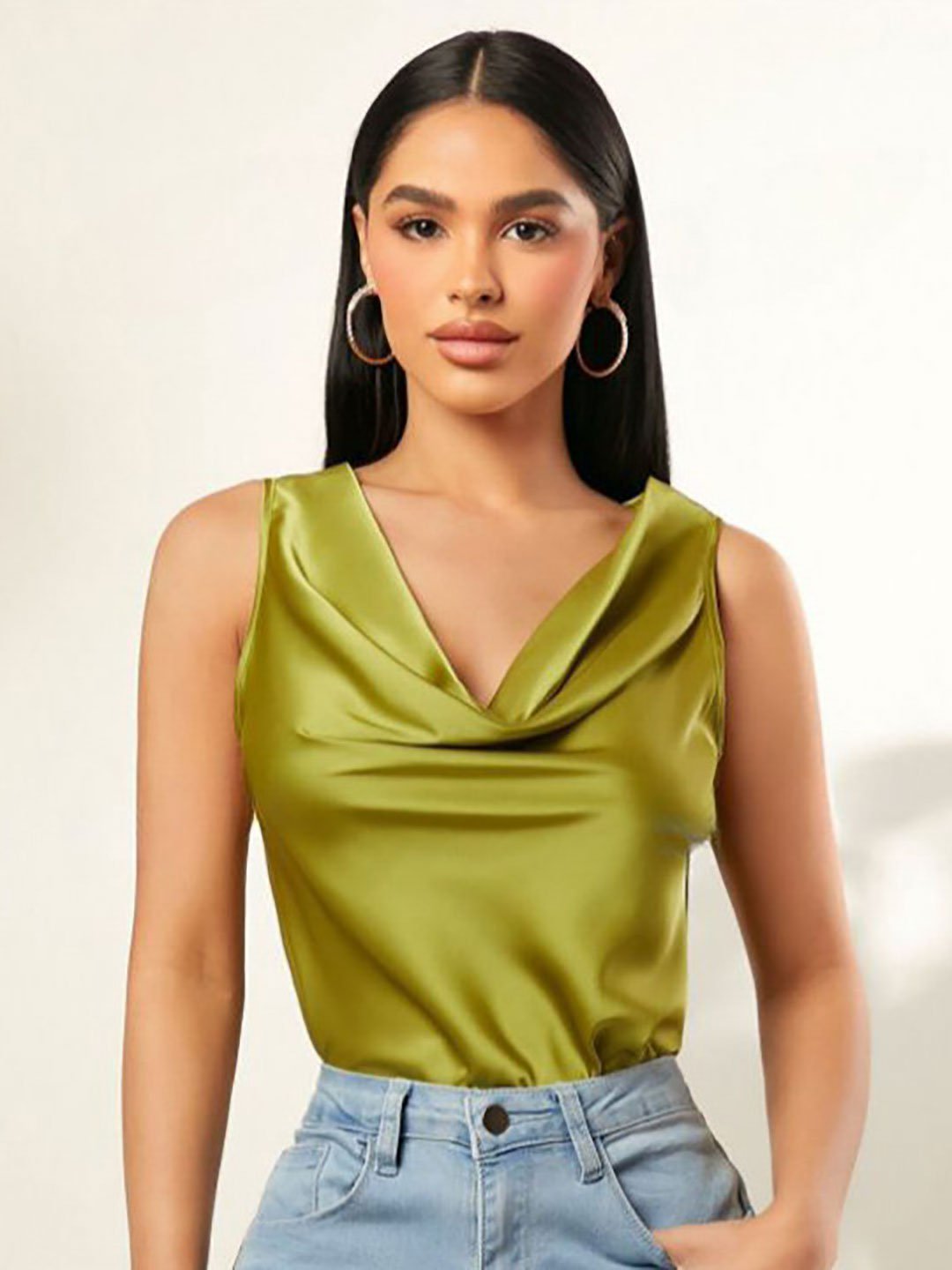 بلوزة بلا أكمام وياقة متدلية