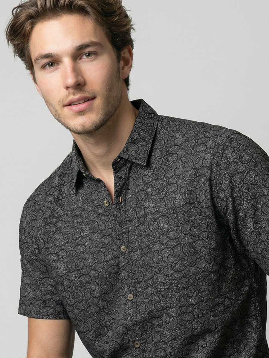 قميص أسود بطبعة بيزلي وأكمام قصيرة