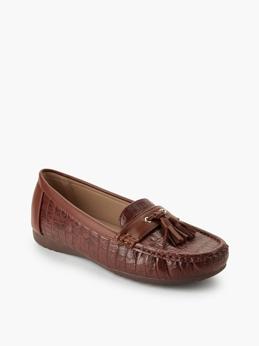Women Tassel Accent Moccasins