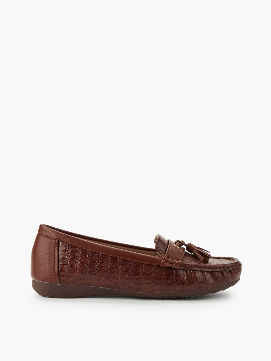 Women Tassel Accent Moccasins