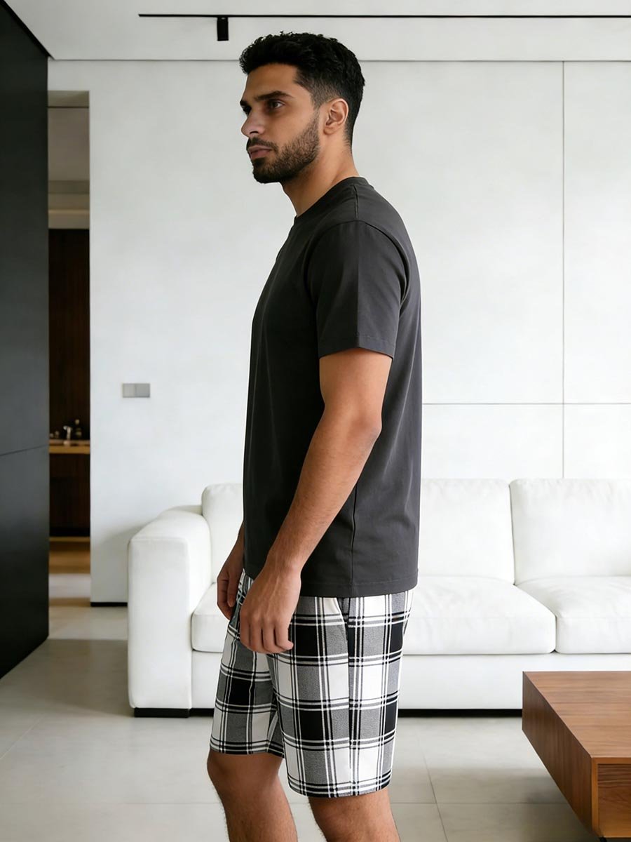 طقم بيجاما من شورت كاروهات وتيشيرت للرجال