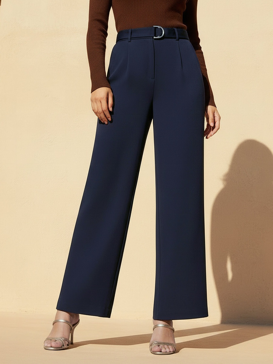 بنطال واسع الأرجل بخصر متوسط الارتفاع وبحزام