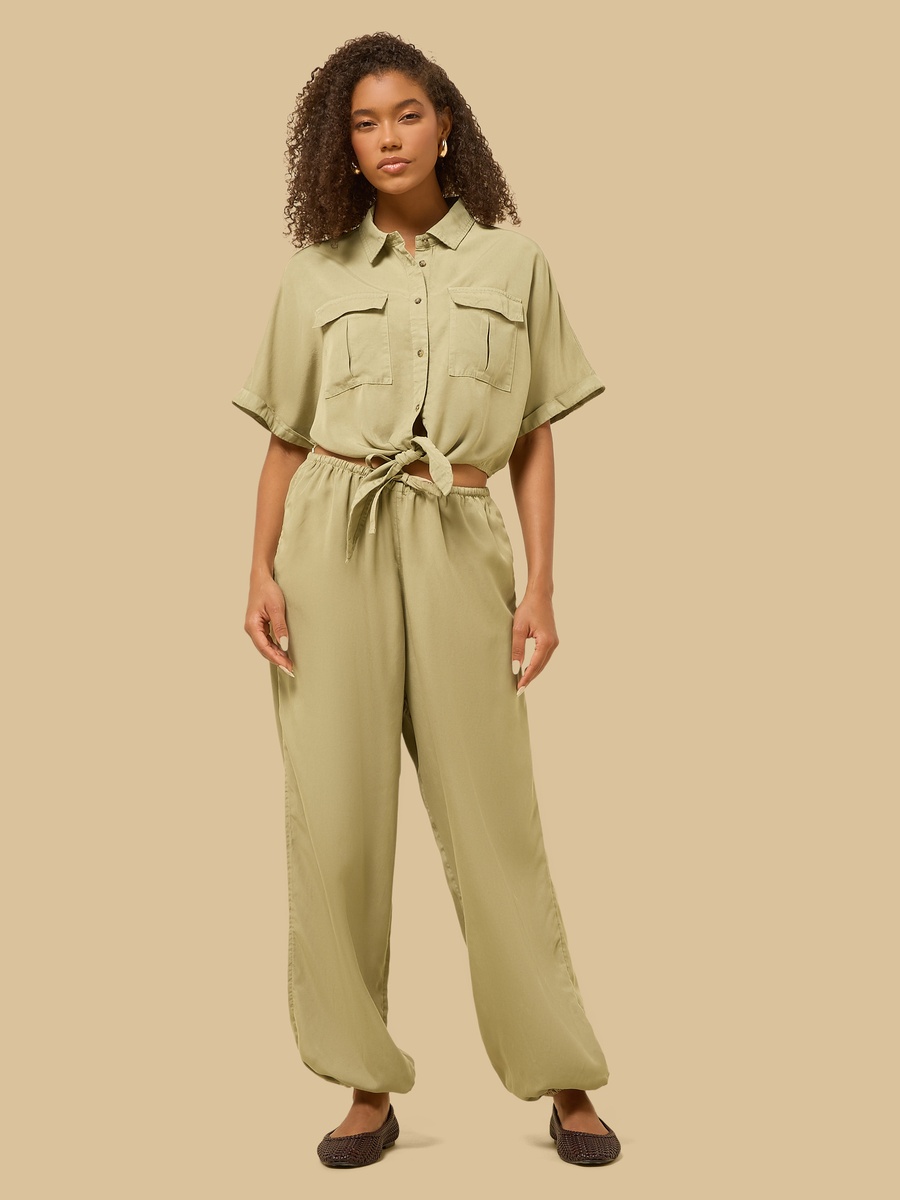بلوزة بتفاصيل ربطة أمامية