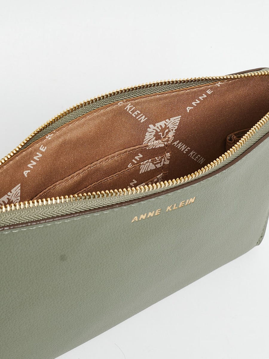 محفظة كاجوال مزينة بشعار