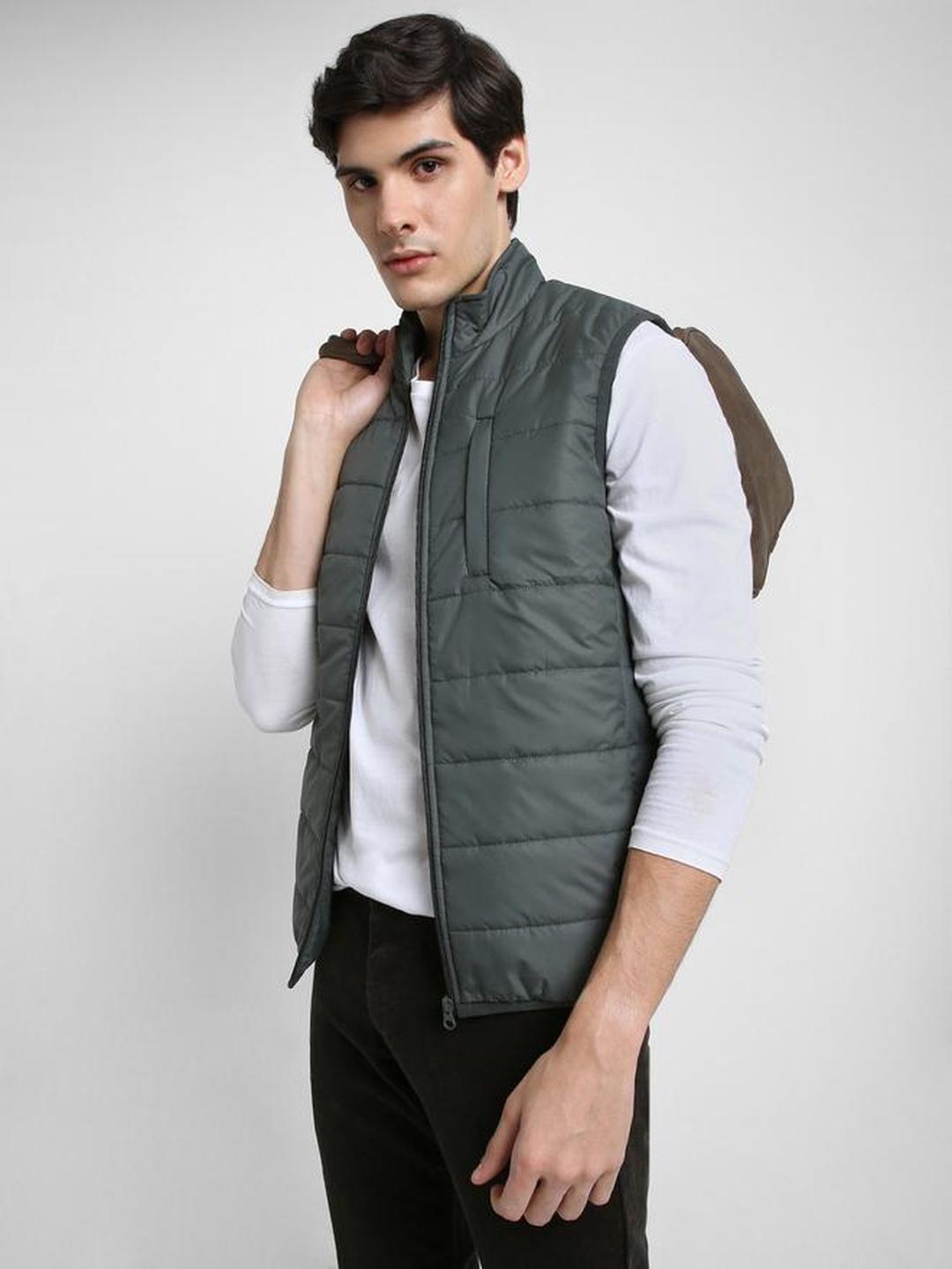 Men Green Solid Mock Neck Sleeveless Jacket