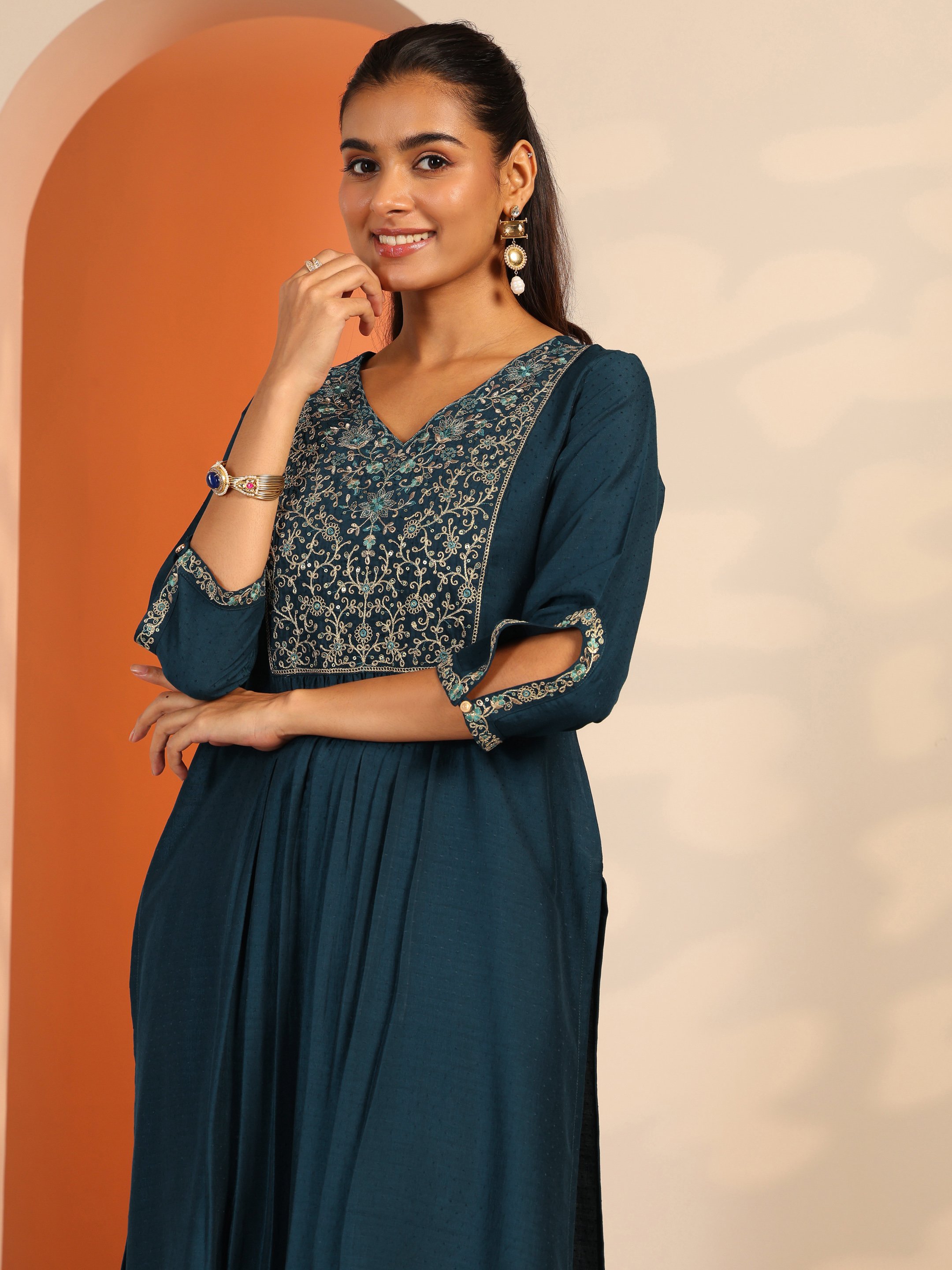 مجموعة من بنطال ودوباتا وكورتا مستقيمة من مزيج الحرير المطبوع