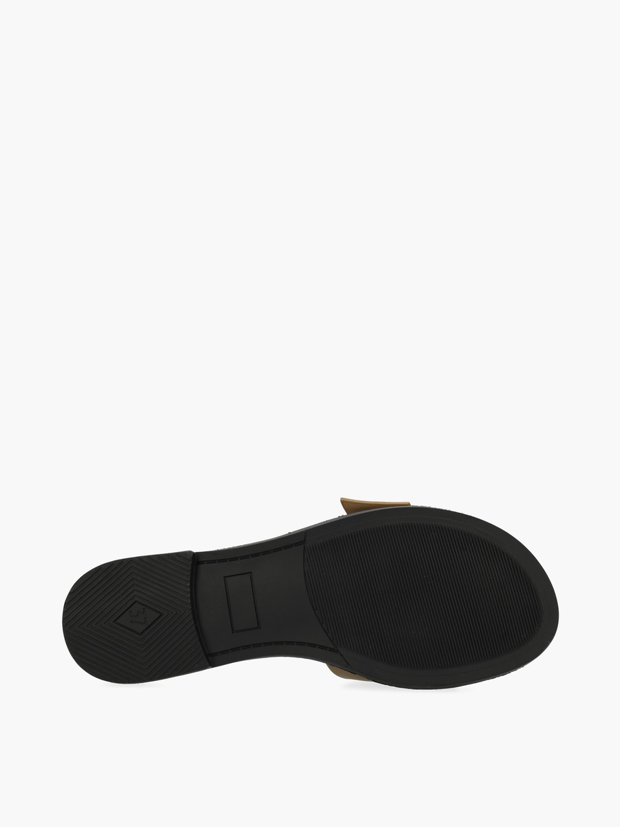 Women Tewy Saolak Buckle Detail Sandals
