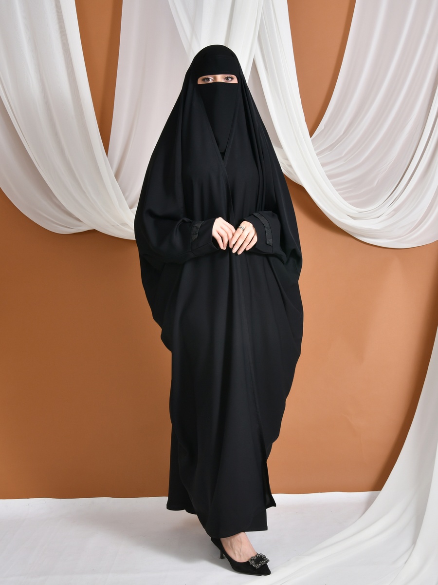 عباية درة بتصميم واسع وانسيابي