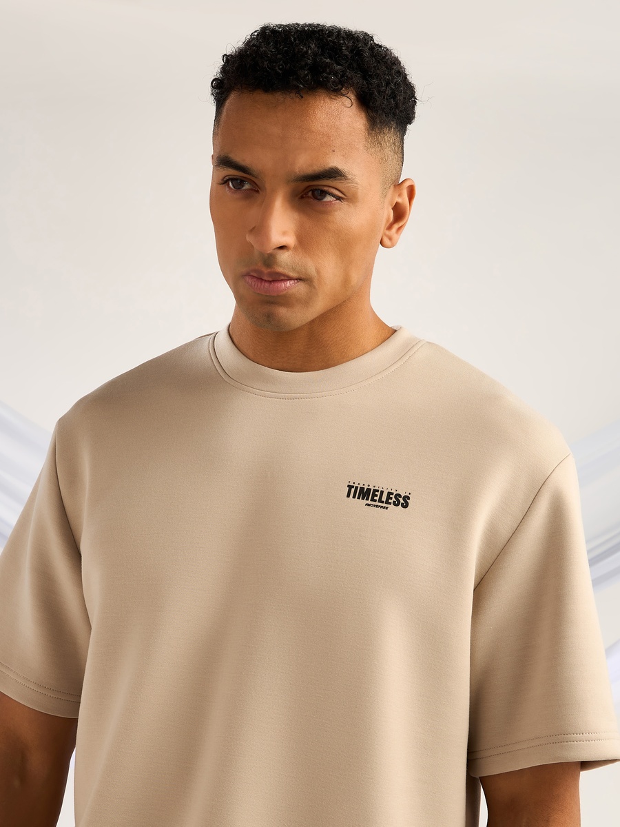 تيشيرت قطن بقصة واسعة وطبعات شعار