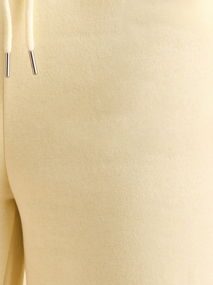 بنطال رياضي بأرجل واسعة