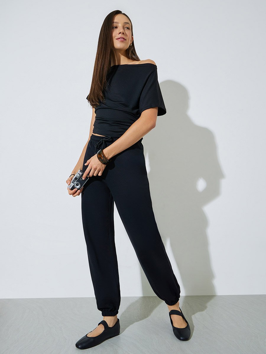 Black Solid Mid-Rise Cuffed Joggers