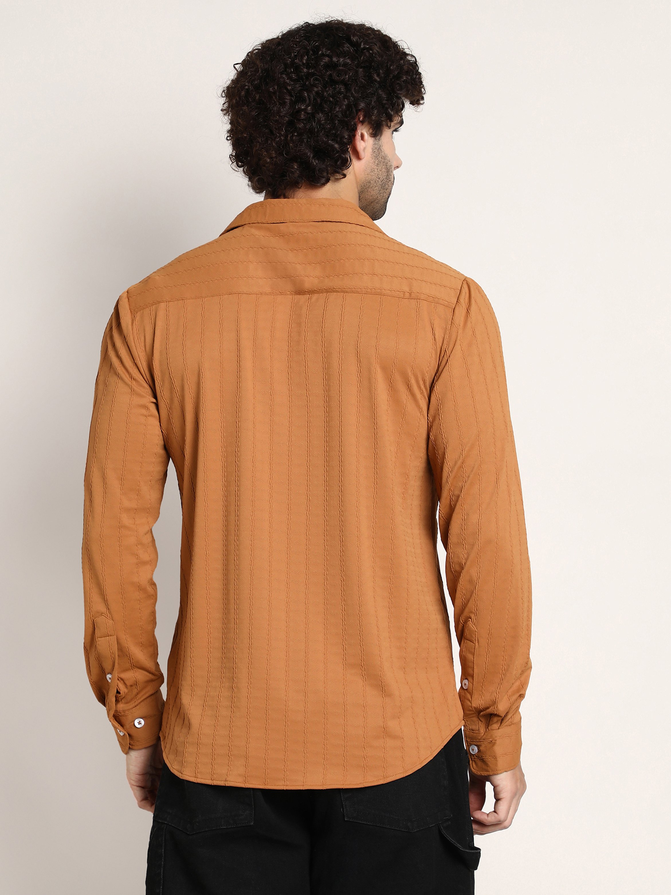 قميص بتفاصيل بارزة الملمس وعقد حلزونية