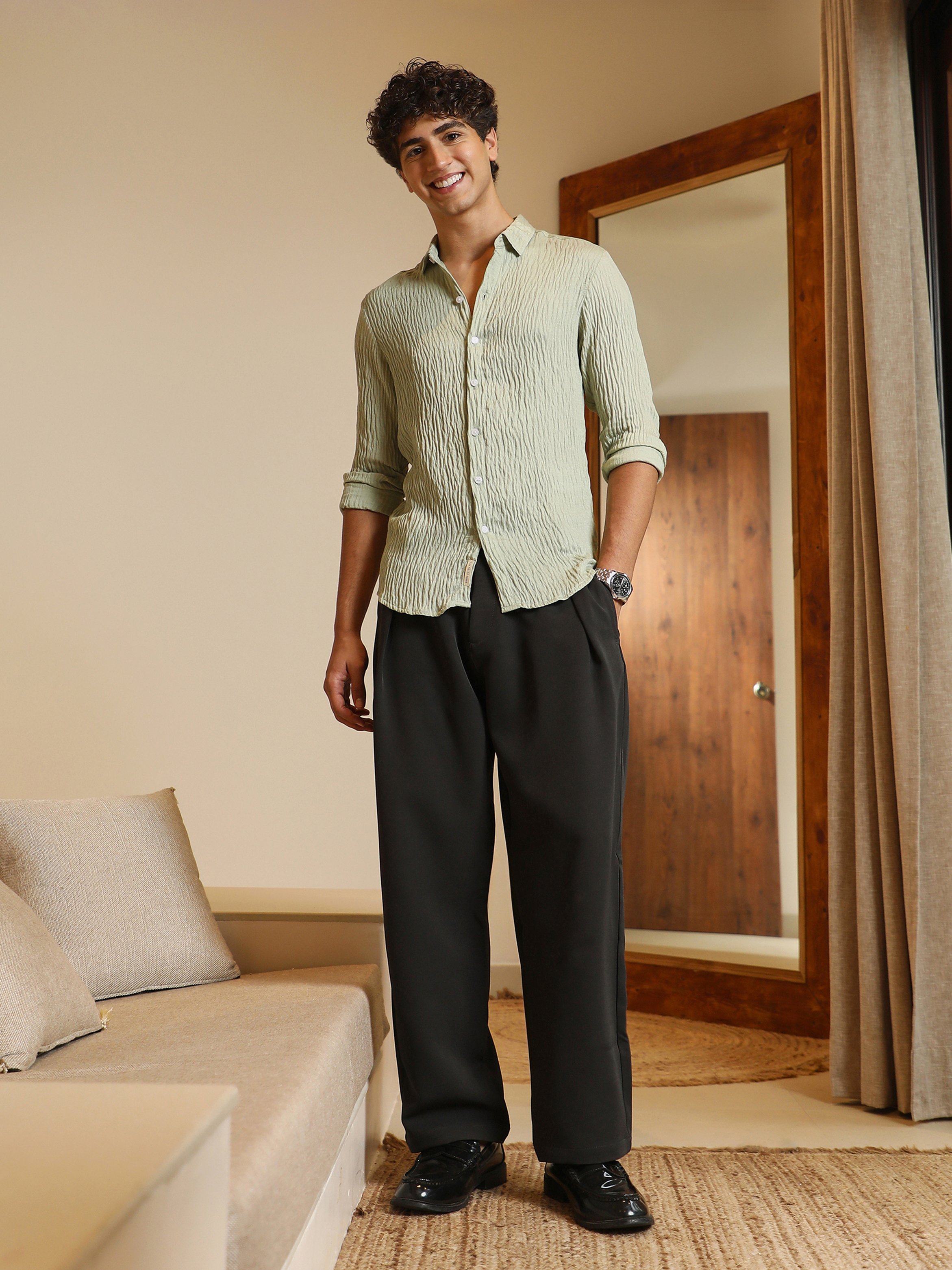 قميص بتفاصيل بارزة الملمس وقصة عادية