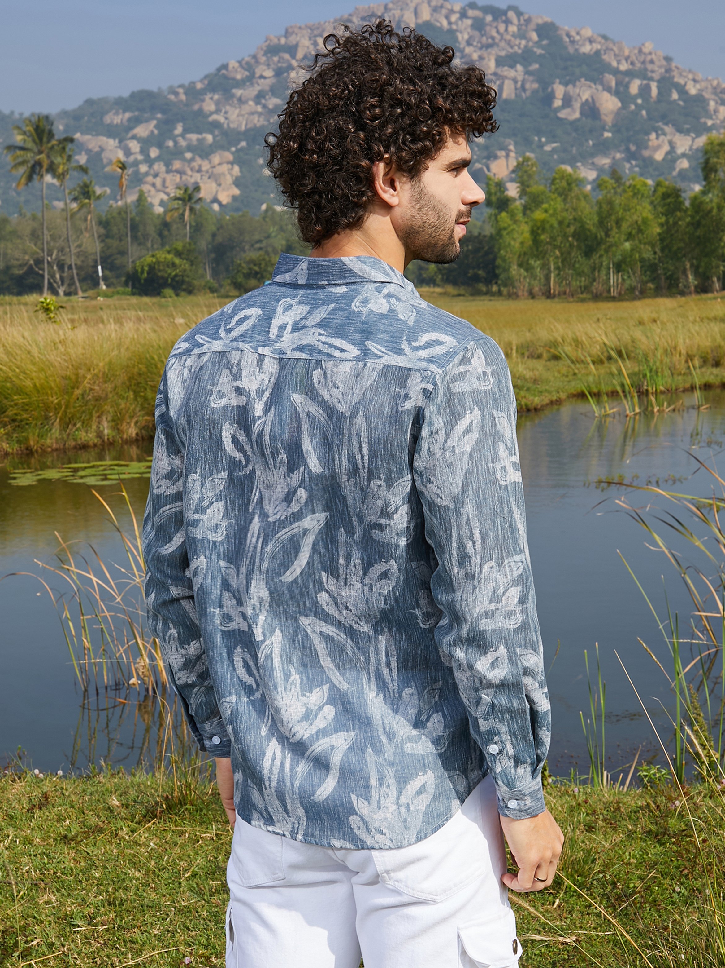 Men Blue Textured Leaf Print Linen Shirt