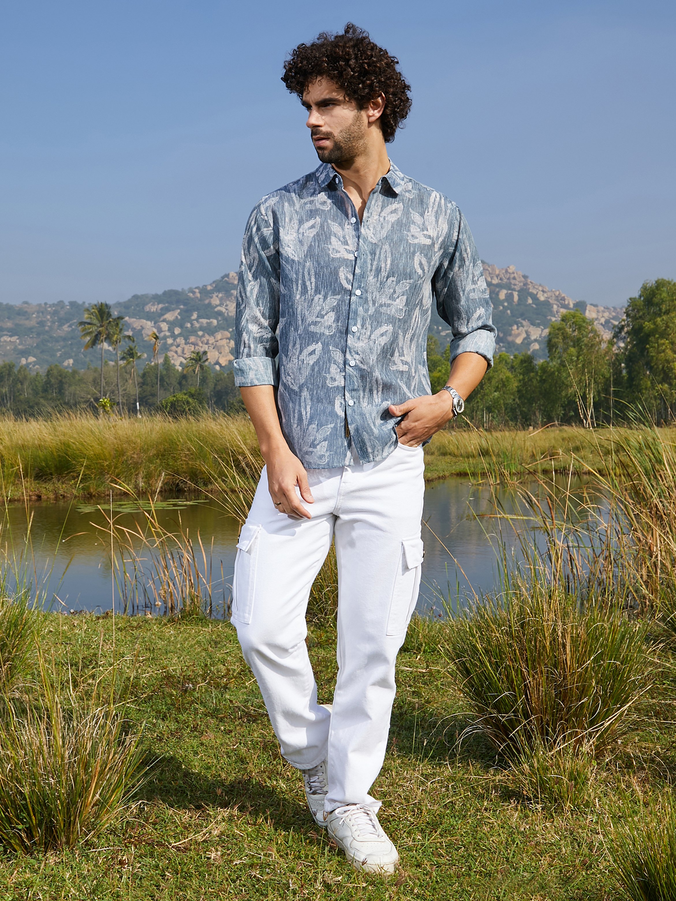 Men Blue Textured Leaf Print Linen Shirt