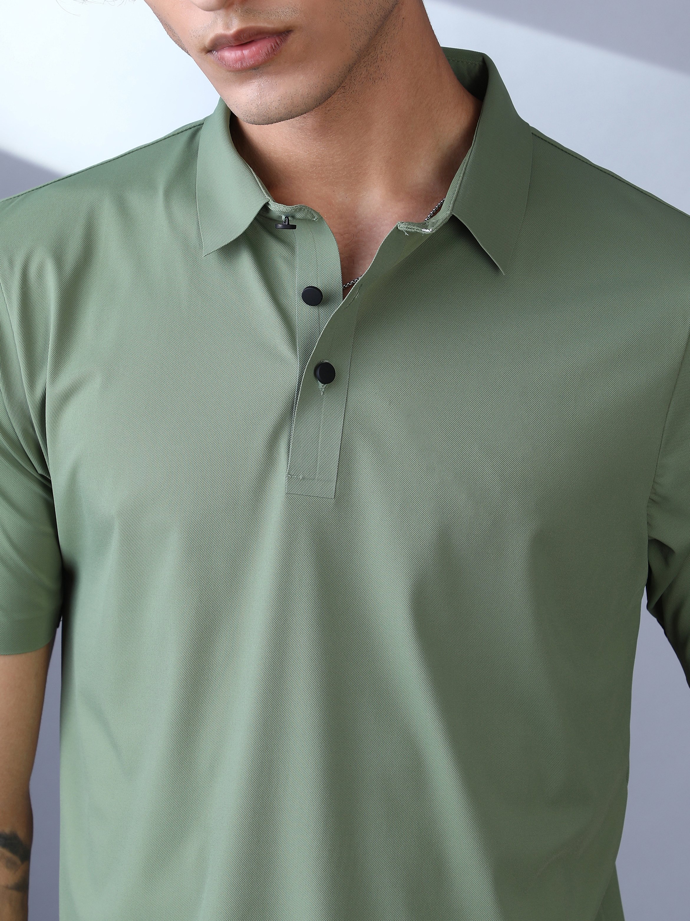 Men Green Seamless Solid Polo T-Shirt