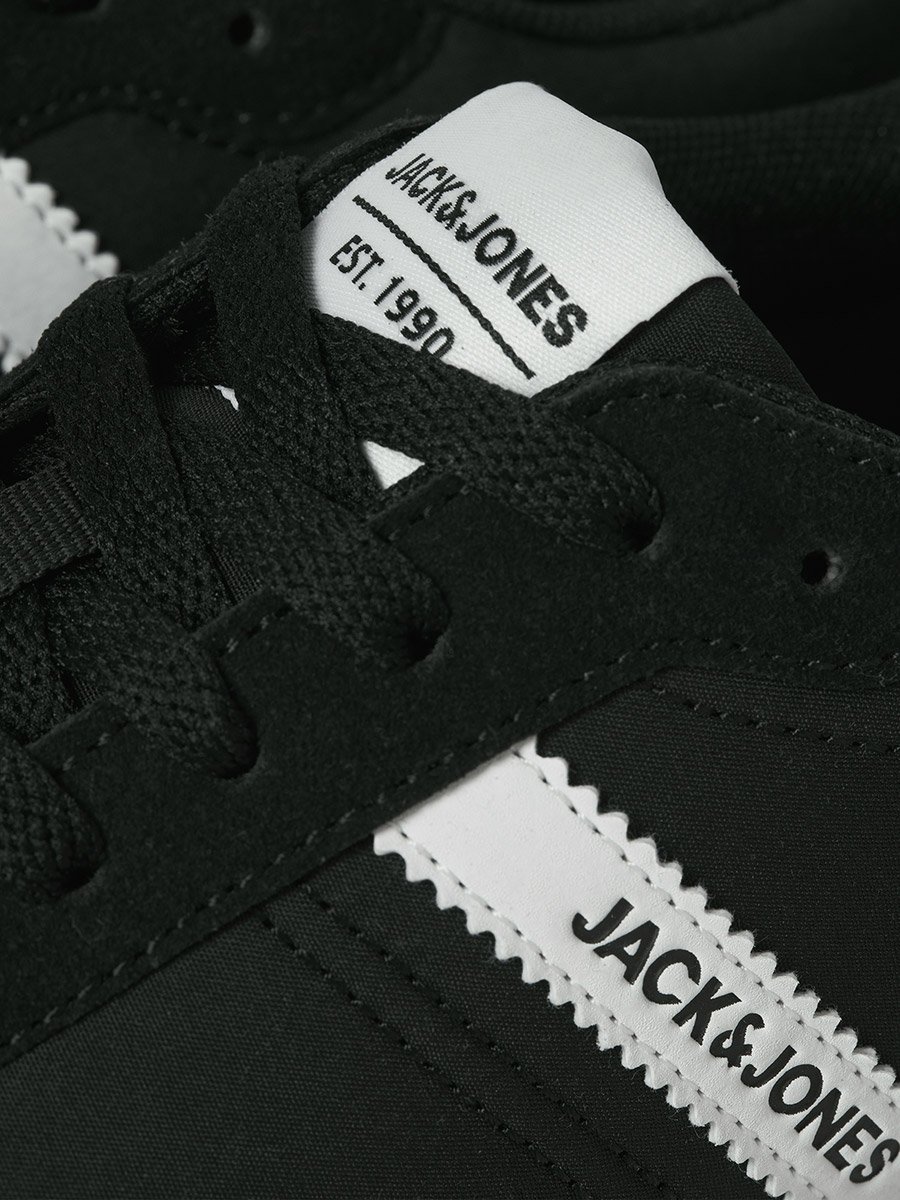 حذاء سنيكرز بورتون بتفصيل شعار