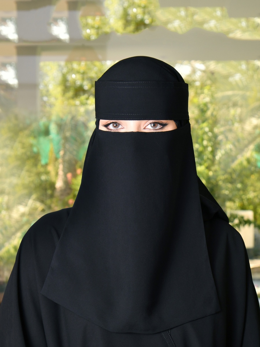 نقاب طويل بأشرطة مطاطية