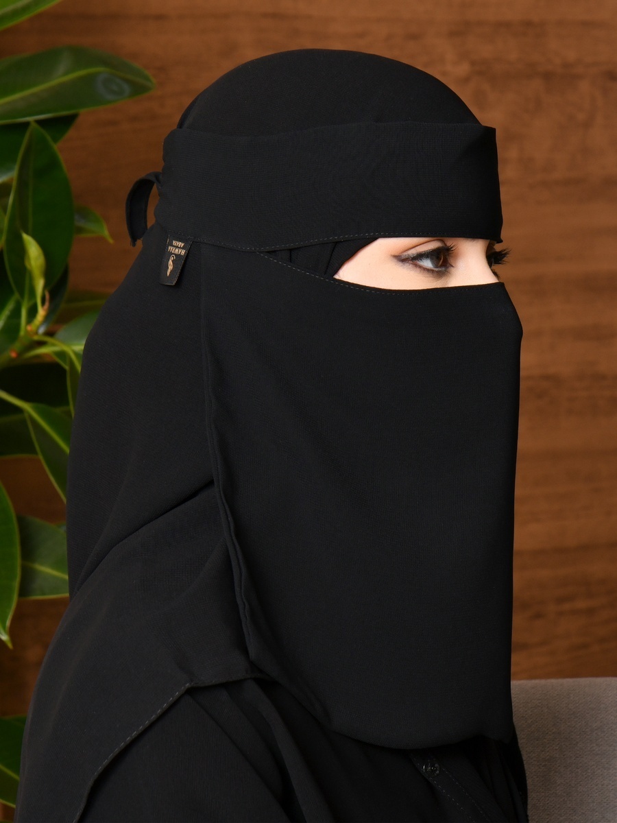 نقاب قصير بتفاصيل شعار