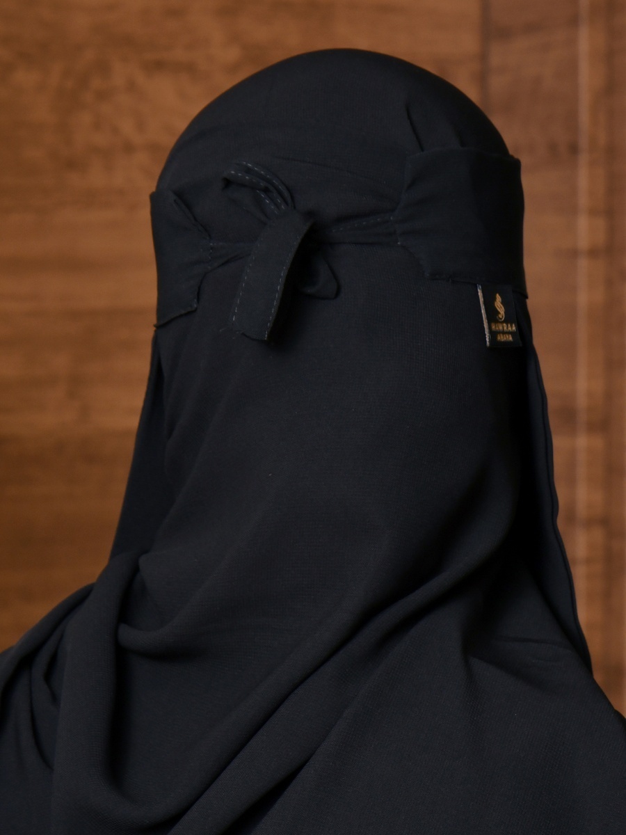 نقاب قصير بتفاصيل شعار