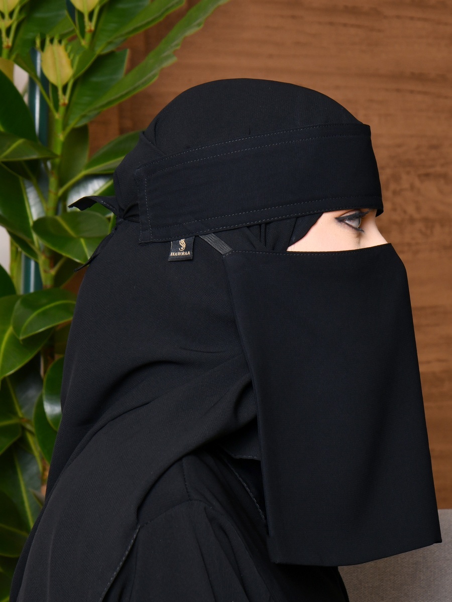 نقاب سادة برباط إغلاق